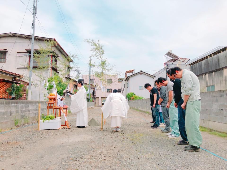 地鎮祭で工事関係者が拝礼している様子