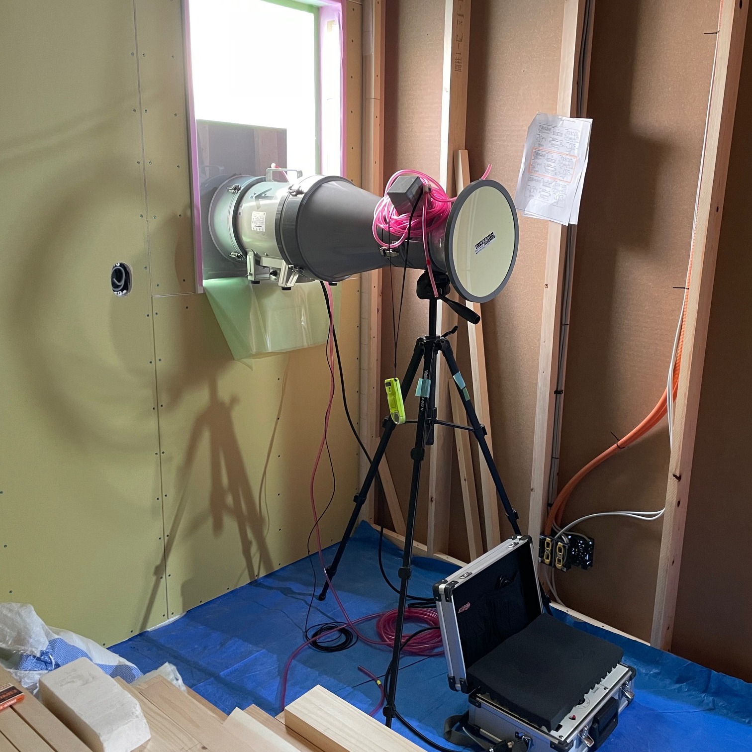 中間気密測定で使用するブロワードア測定機器