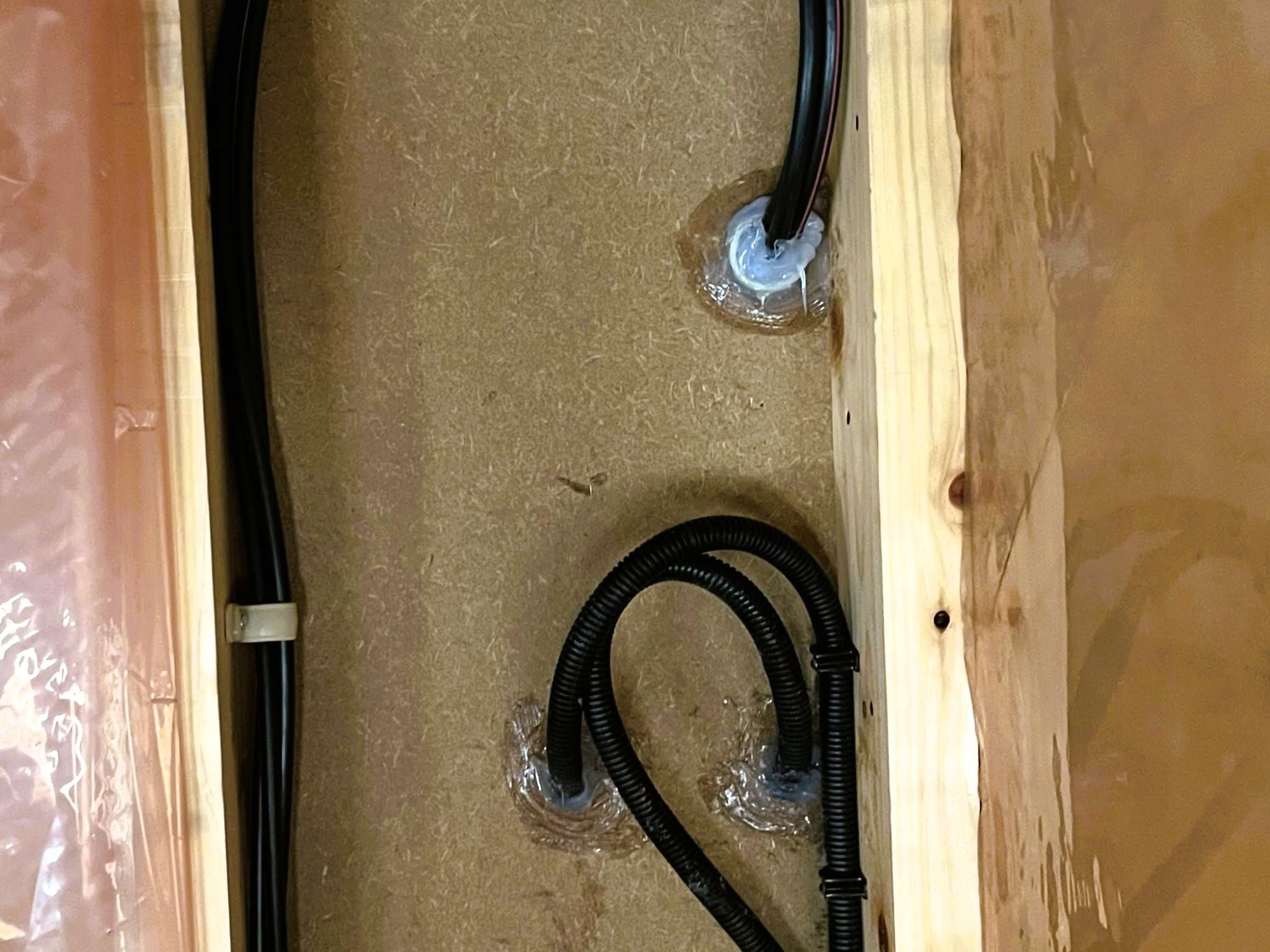 配線貫通部の気密処理（隙間を気密材で封止）