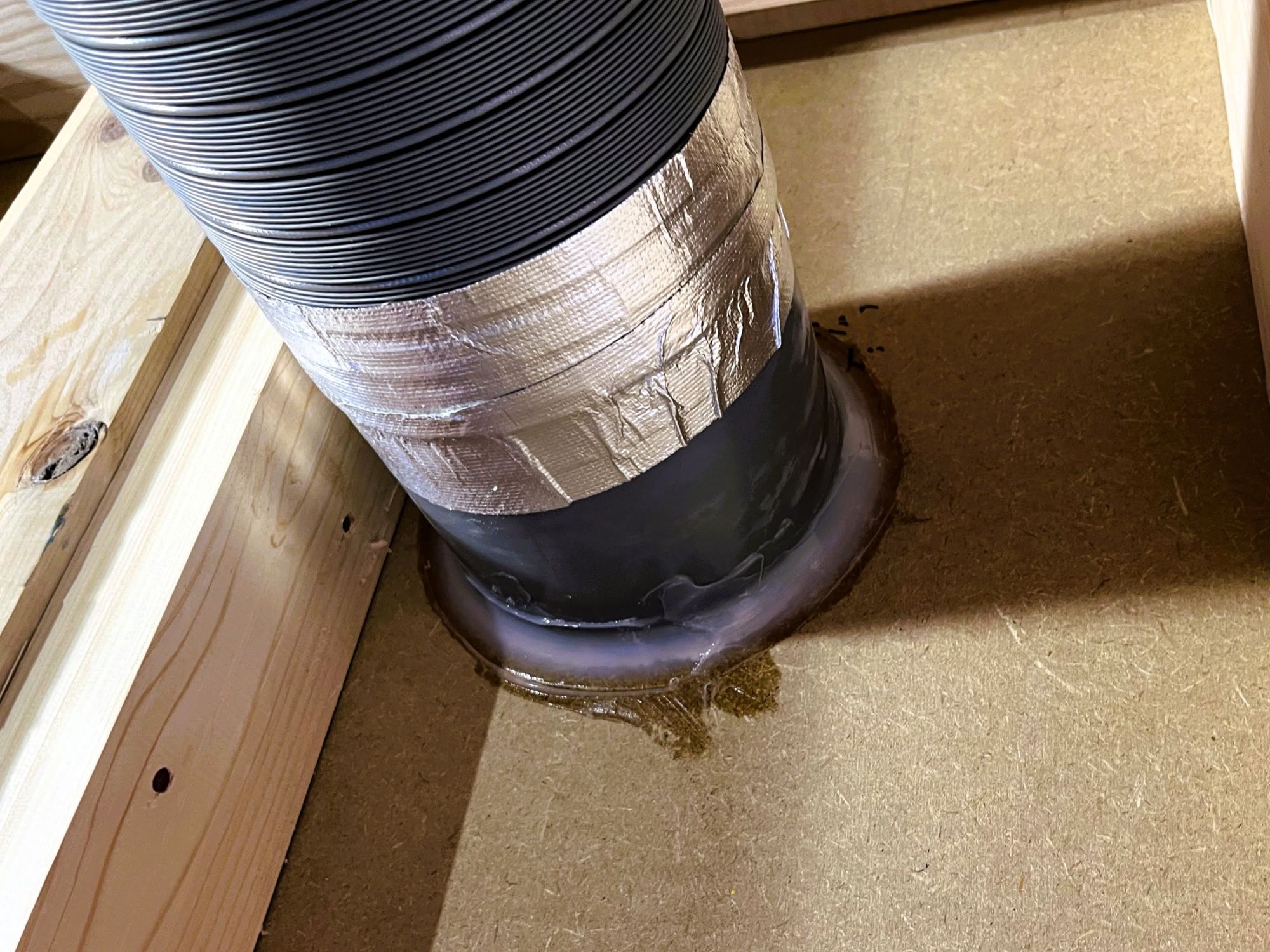 大径ダクト貫通部の気密処理（周囲を気密材で封止）