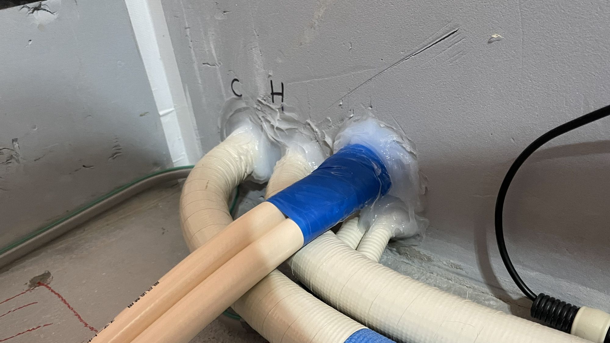 複数の給排水配管が集中する貫通部の気密処理施工状況