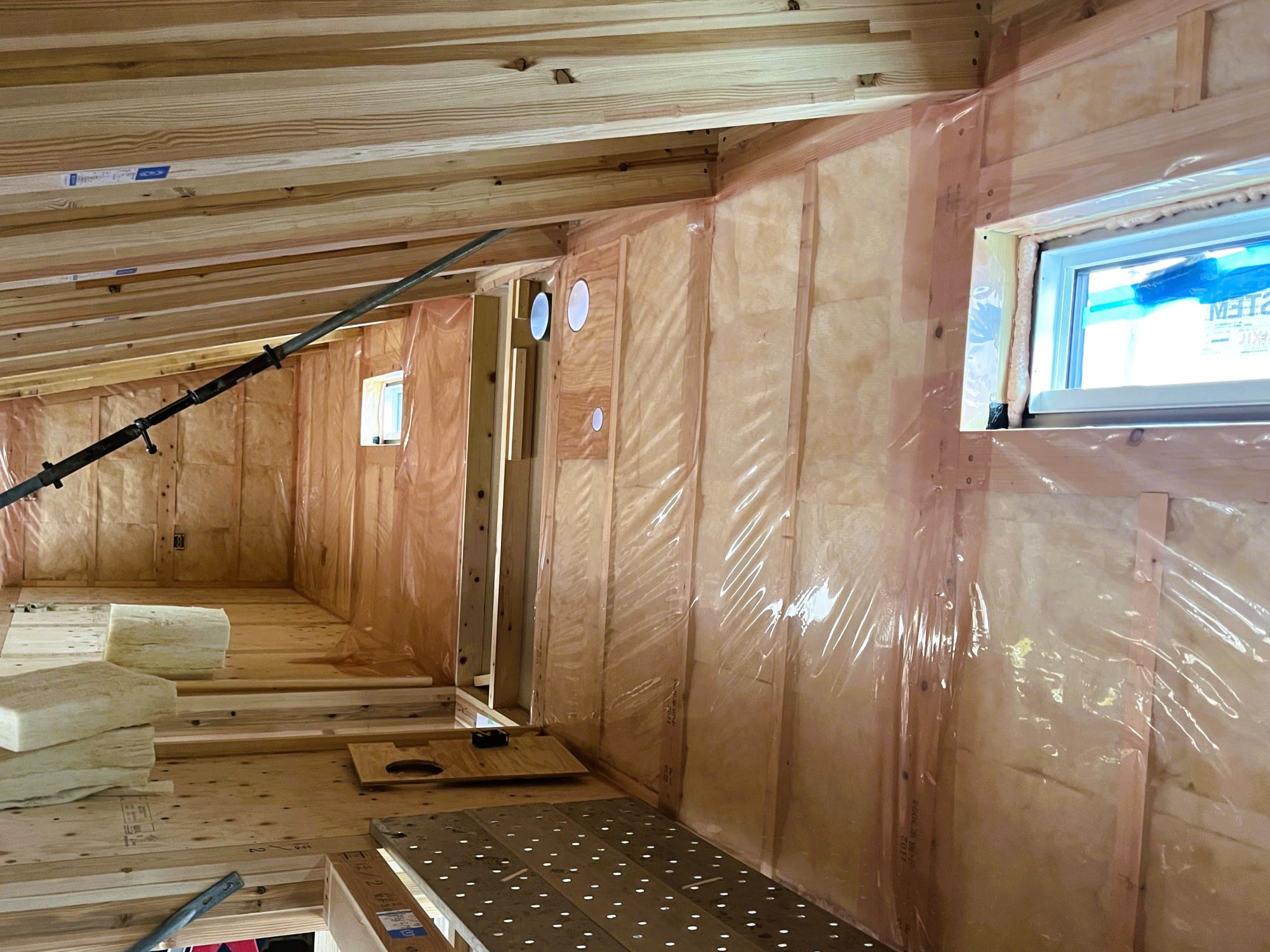 小屋裏空間で気密シートが連続して施工されている状態