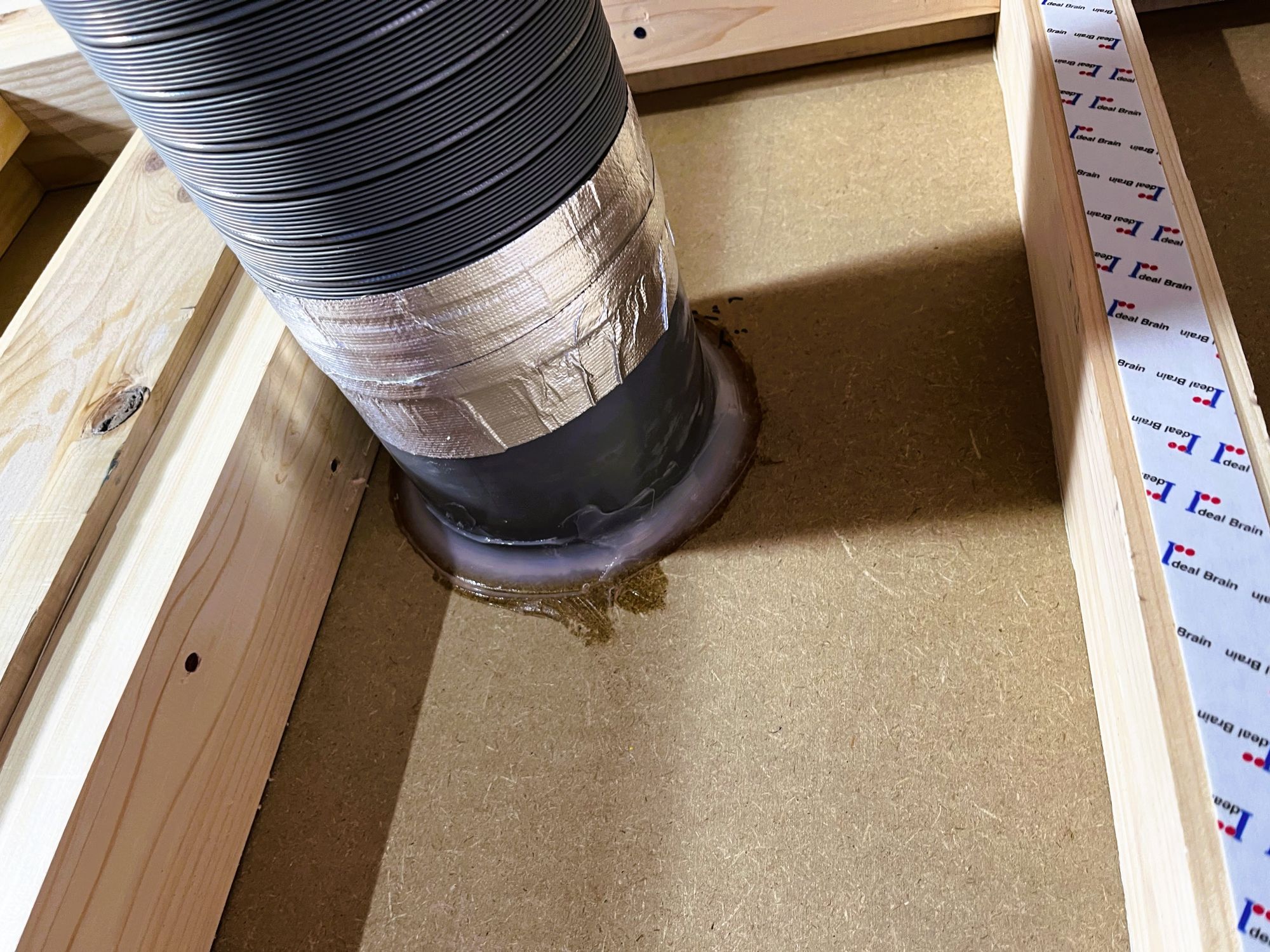 配管・ダクト貫通部の気密処理例（隙間を減らして漏気を抑える）