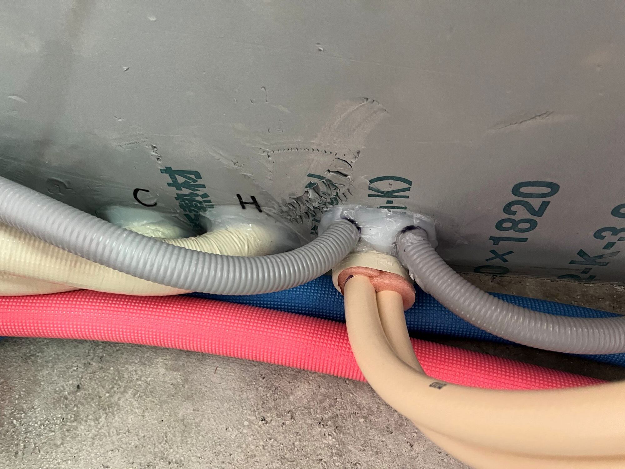 配線・配管が集中する貫通部の気密処理（漏気リスクが高いポイント）