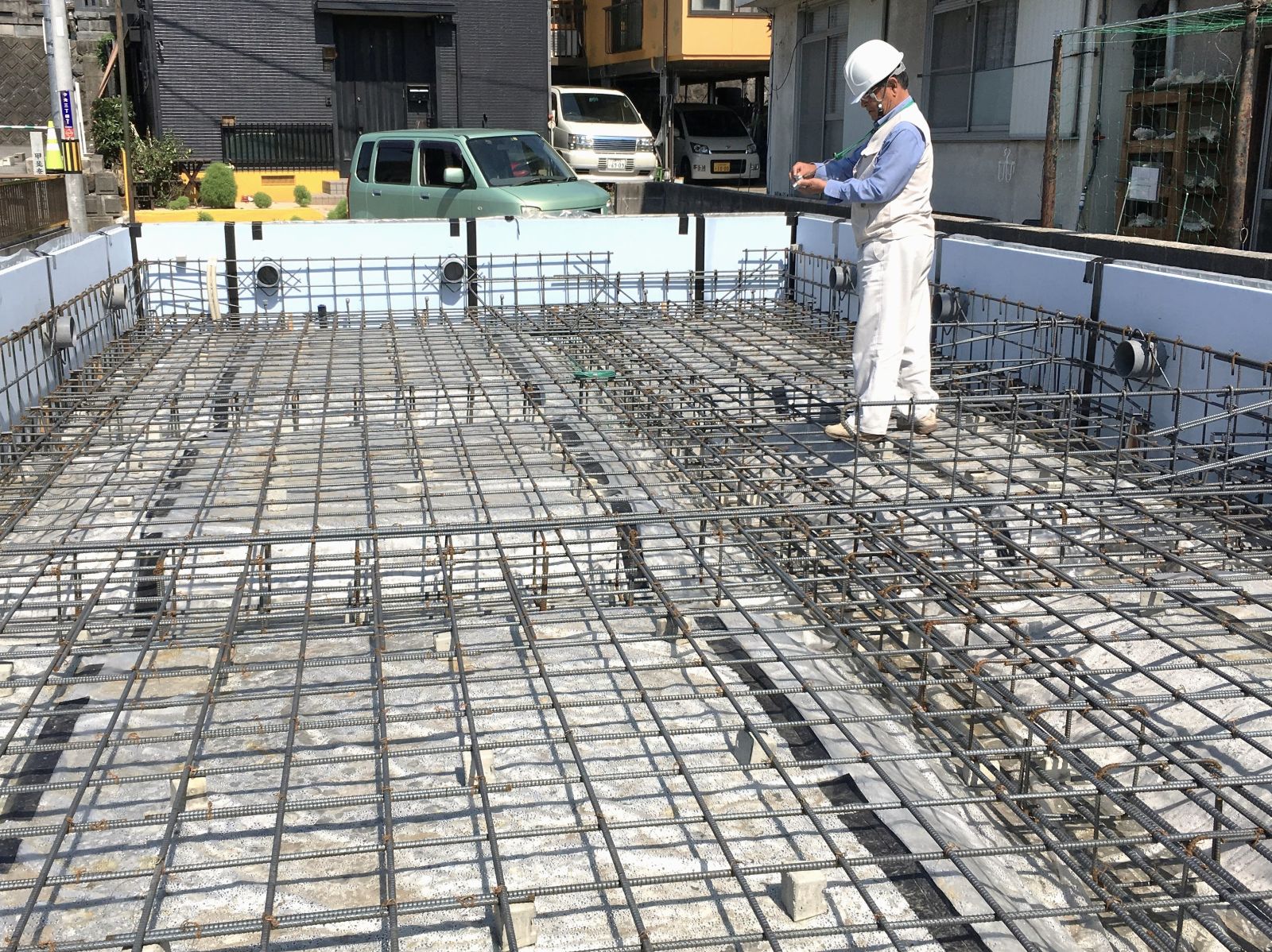 住宅基礎工事の配筋を、現場で一つひとつ確認している自社施工の管理作業