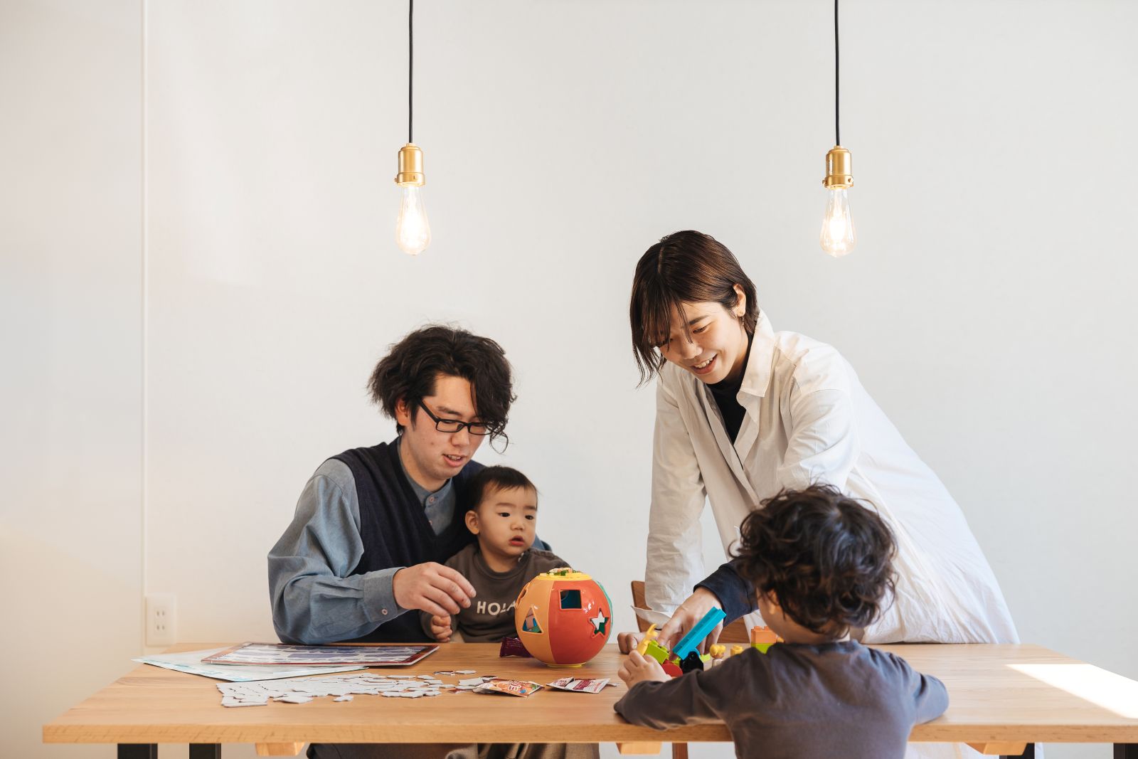 木の家のダイニングで家族が団らんする様子