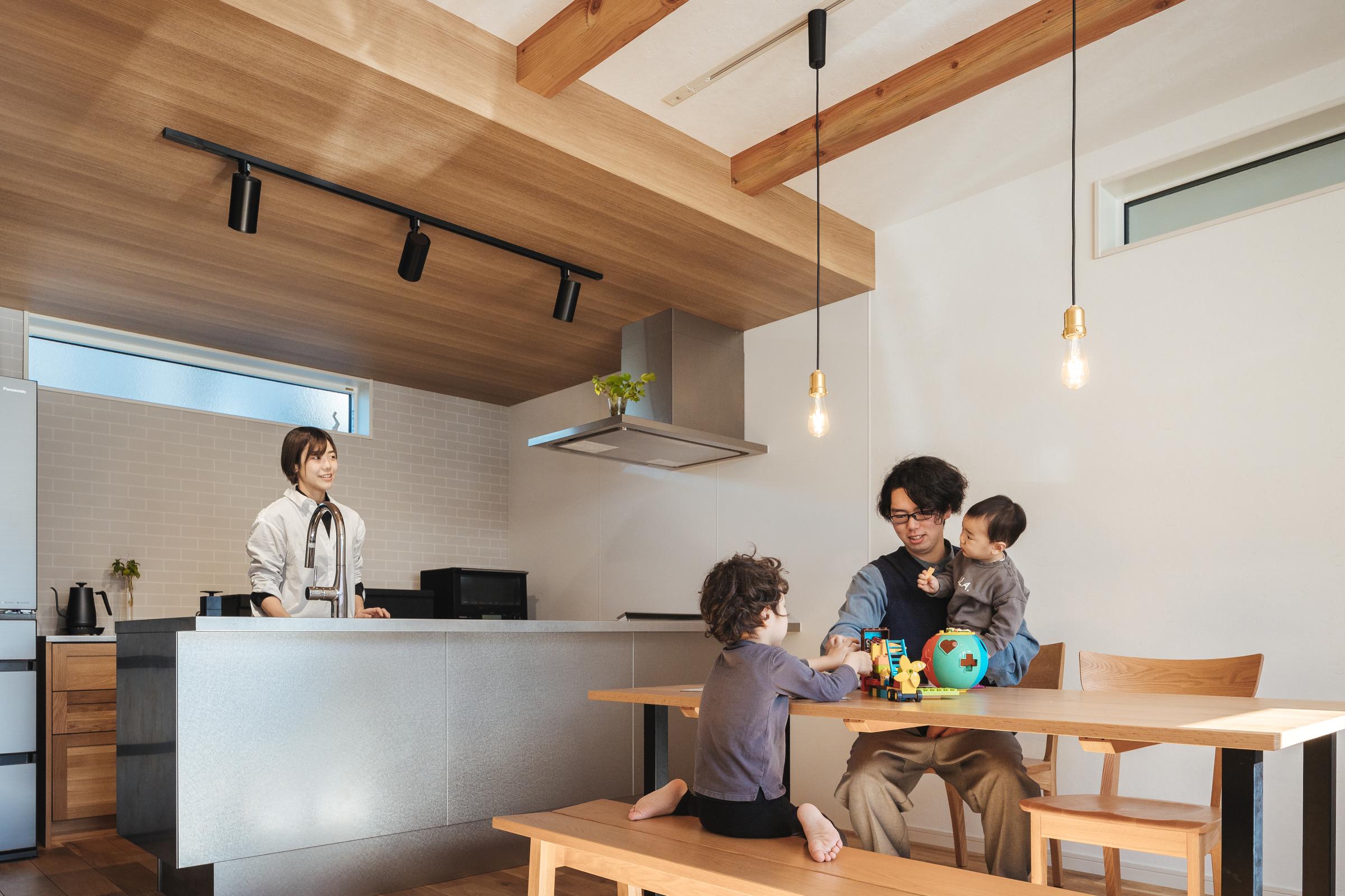 山梨で家族が自然に暮らす、木の家のリビング空間