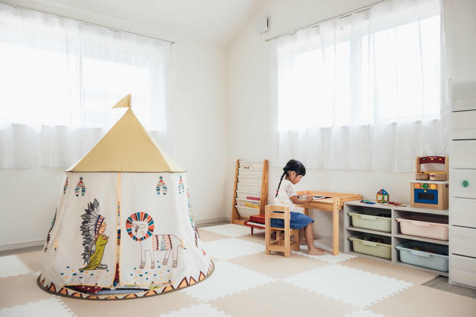 子どもがのびのび過ごせる明るい木の家の一室