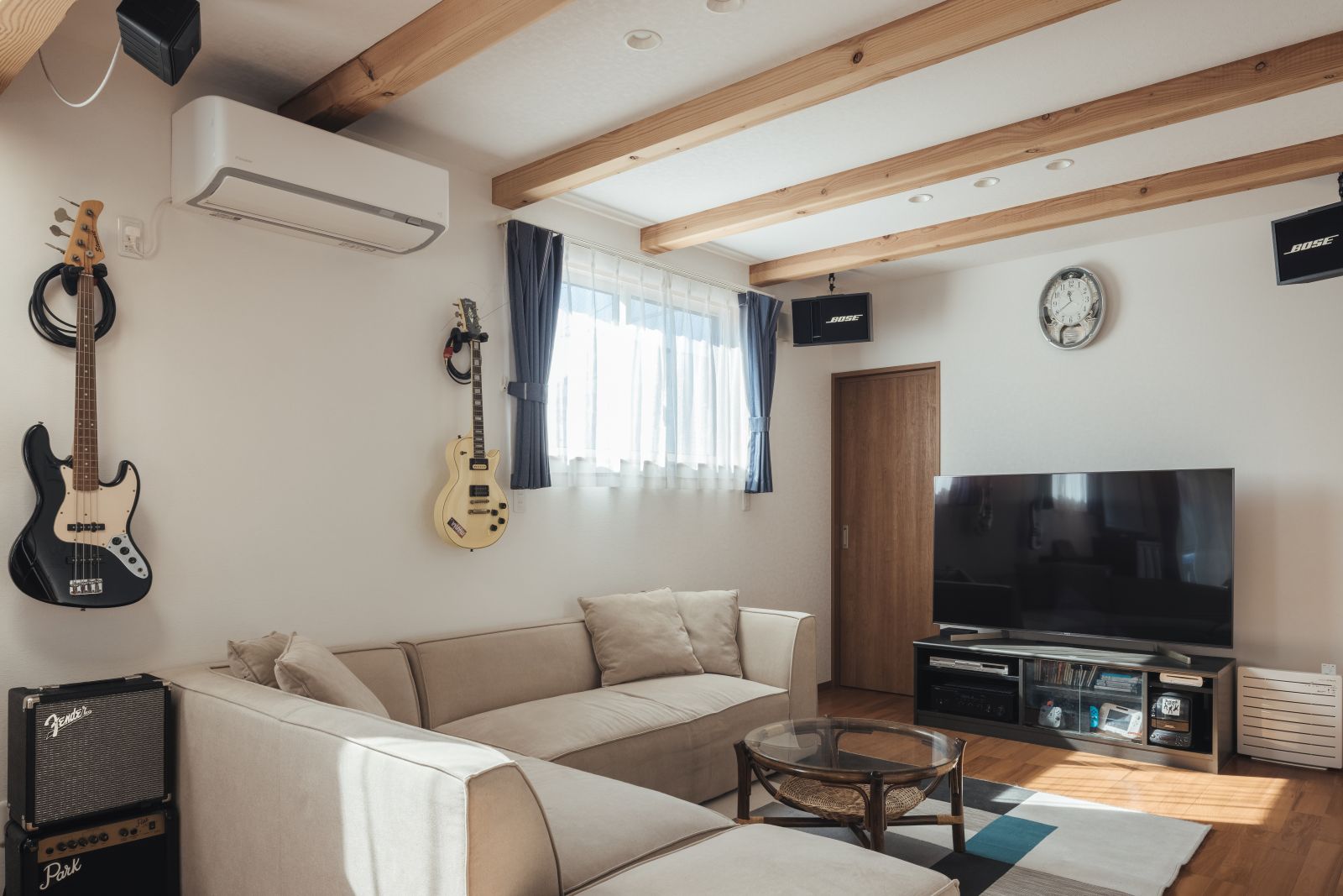 趣味を楽しめる木の家のリビング空間