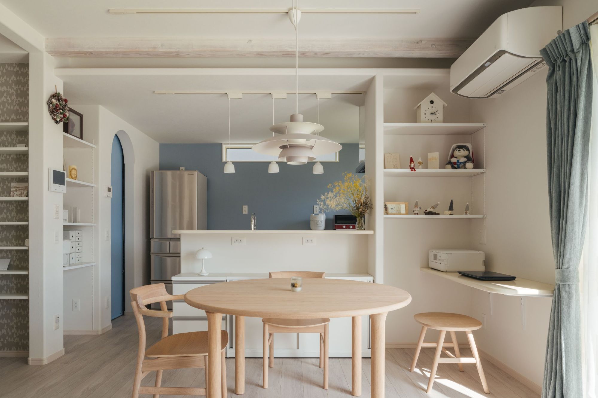 自然光がやさしく入る、白を基調としたダイニング空間