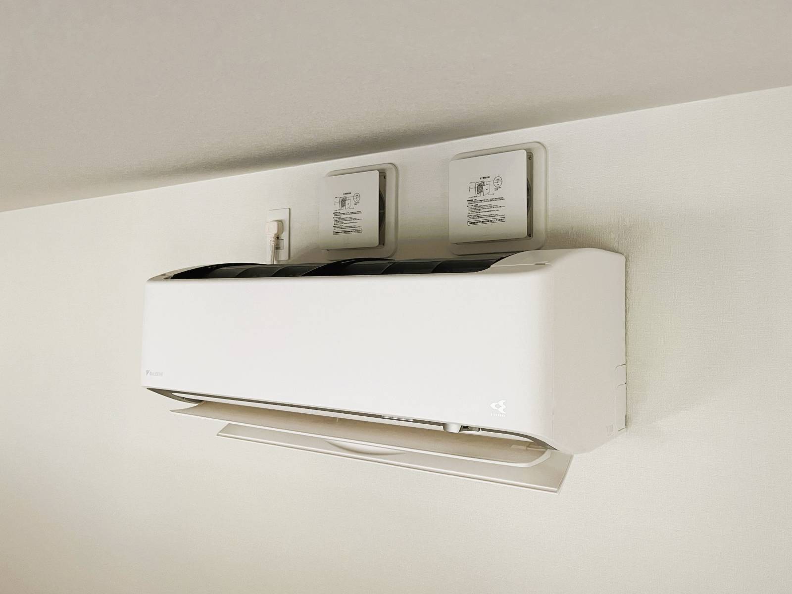 2階に設置したエアコン上部に給気口を配置した様子