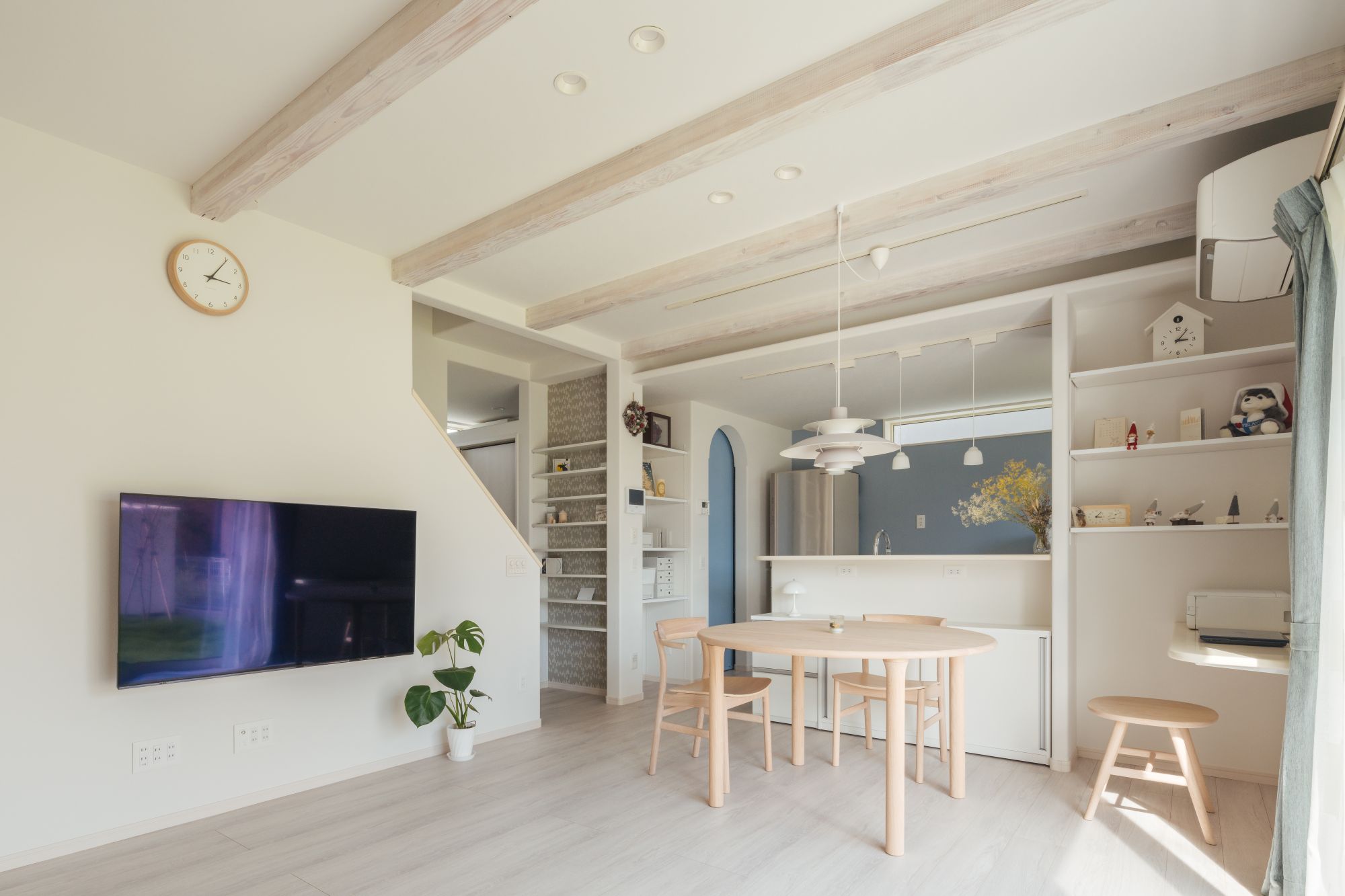 梁あらわし天井と階段がつながる、リビングとダイニングが一体になったLDK空間