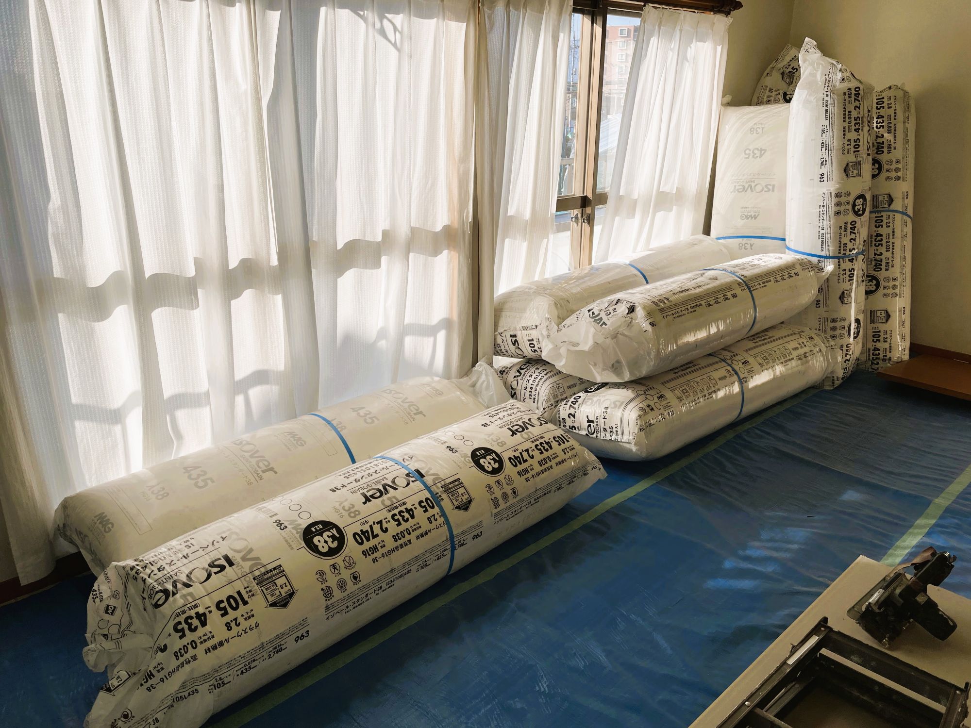 断熱材搬入時の養生と施工中の室内状況｜丁寧なリフォーム現場