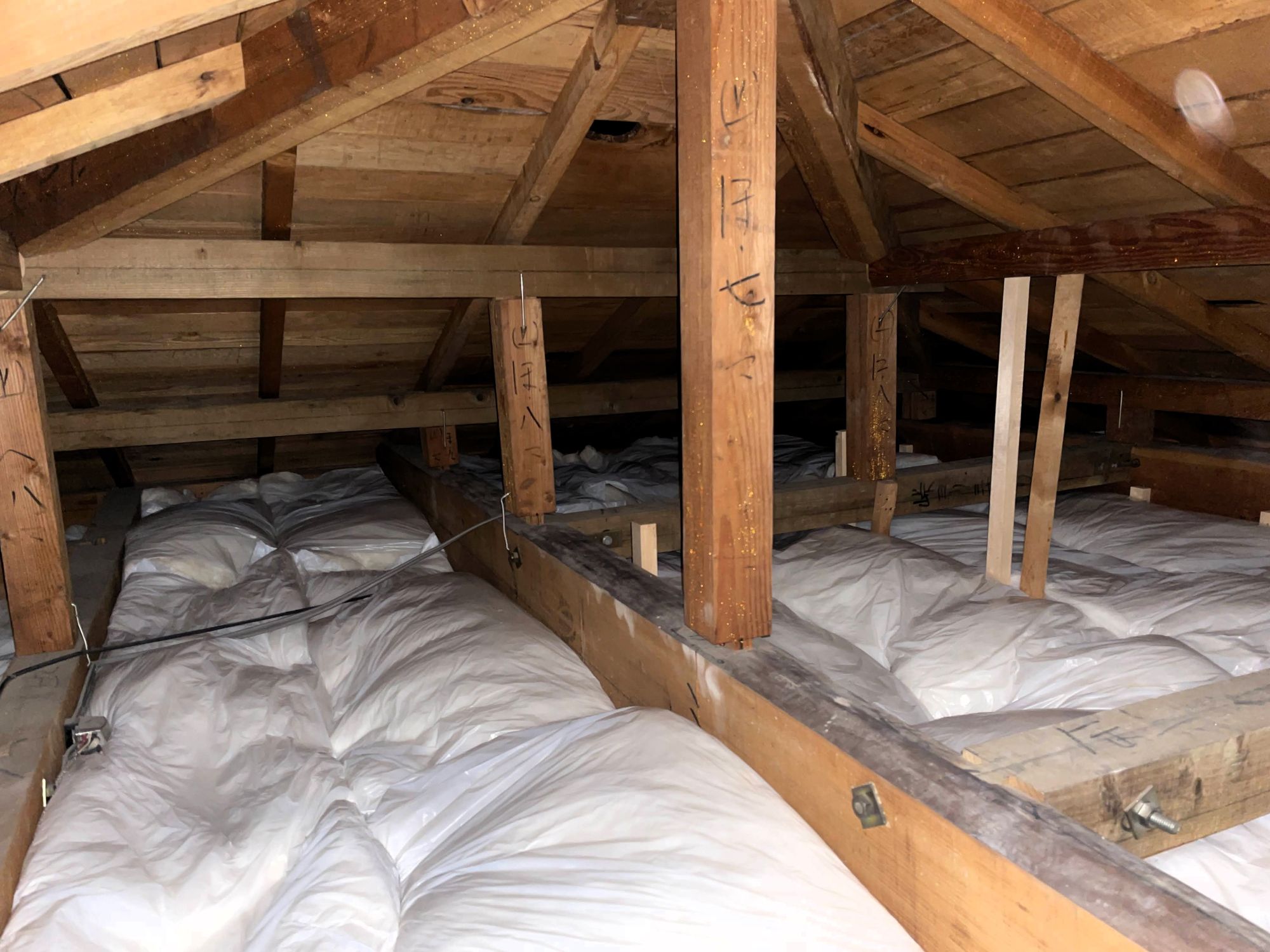 小屋裏に隙間なく施工された天井断熱材の様子｜断熱性能を高める改修工事