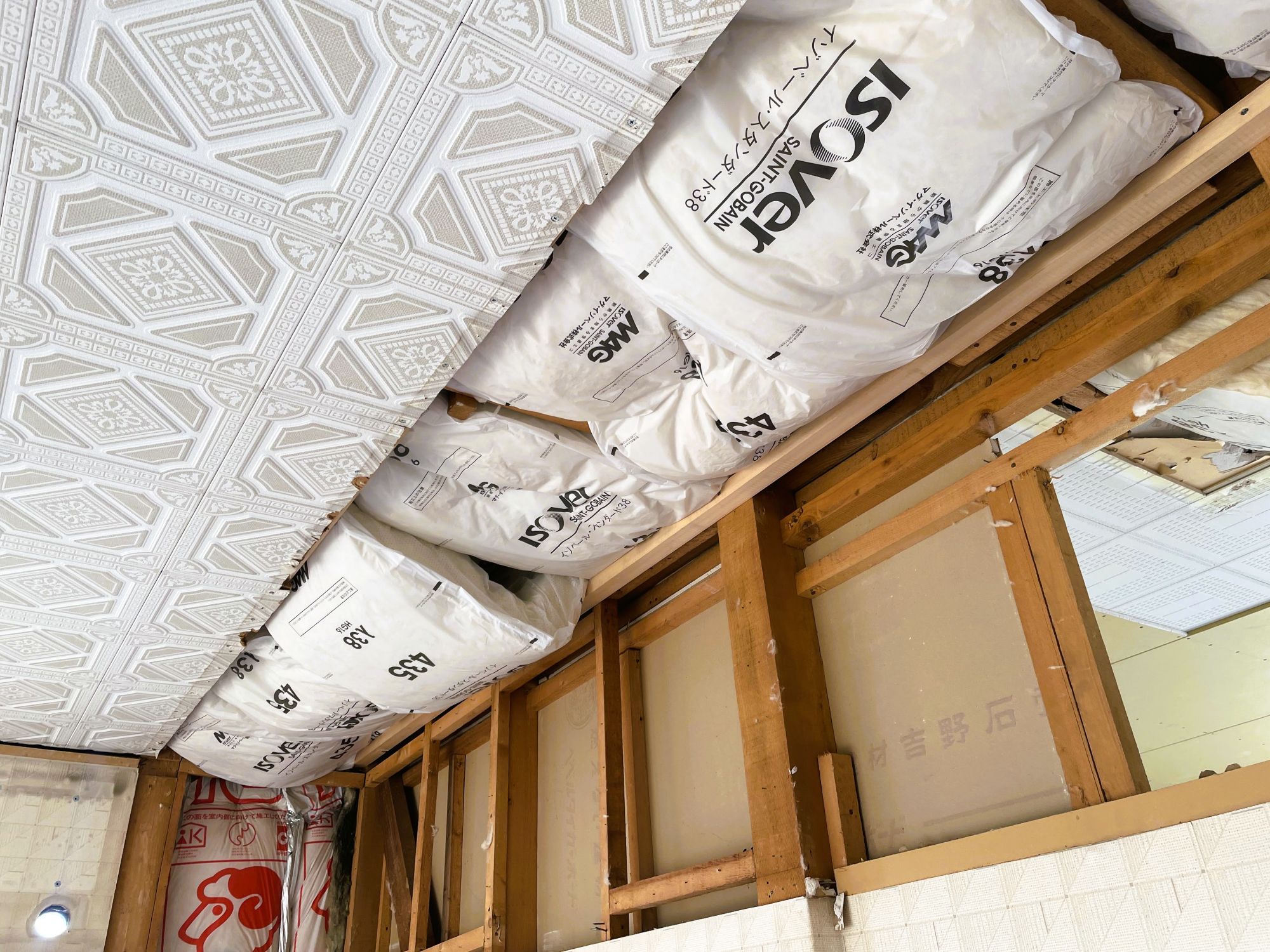天井解体後に確認できる断熱材の施工状況｜断熱改修工事中の様子