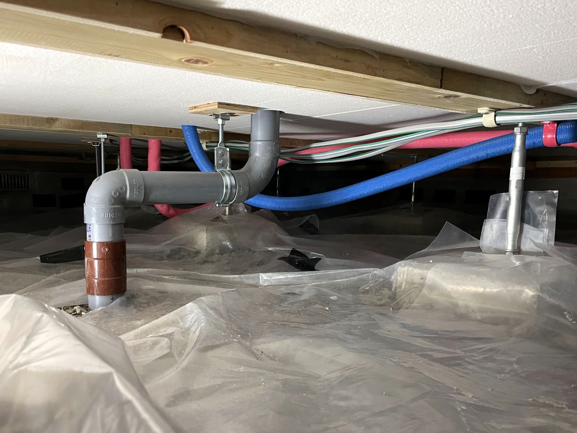 床下に施工された給排水配管と防湿シートの状況｜見えない部分の性能向上リフォーム