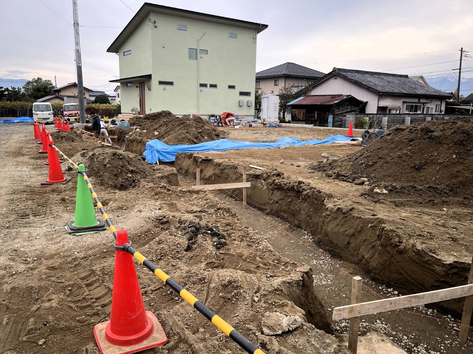 2期目の造成工事で行った掘削作業と奥に完成した新築住宅