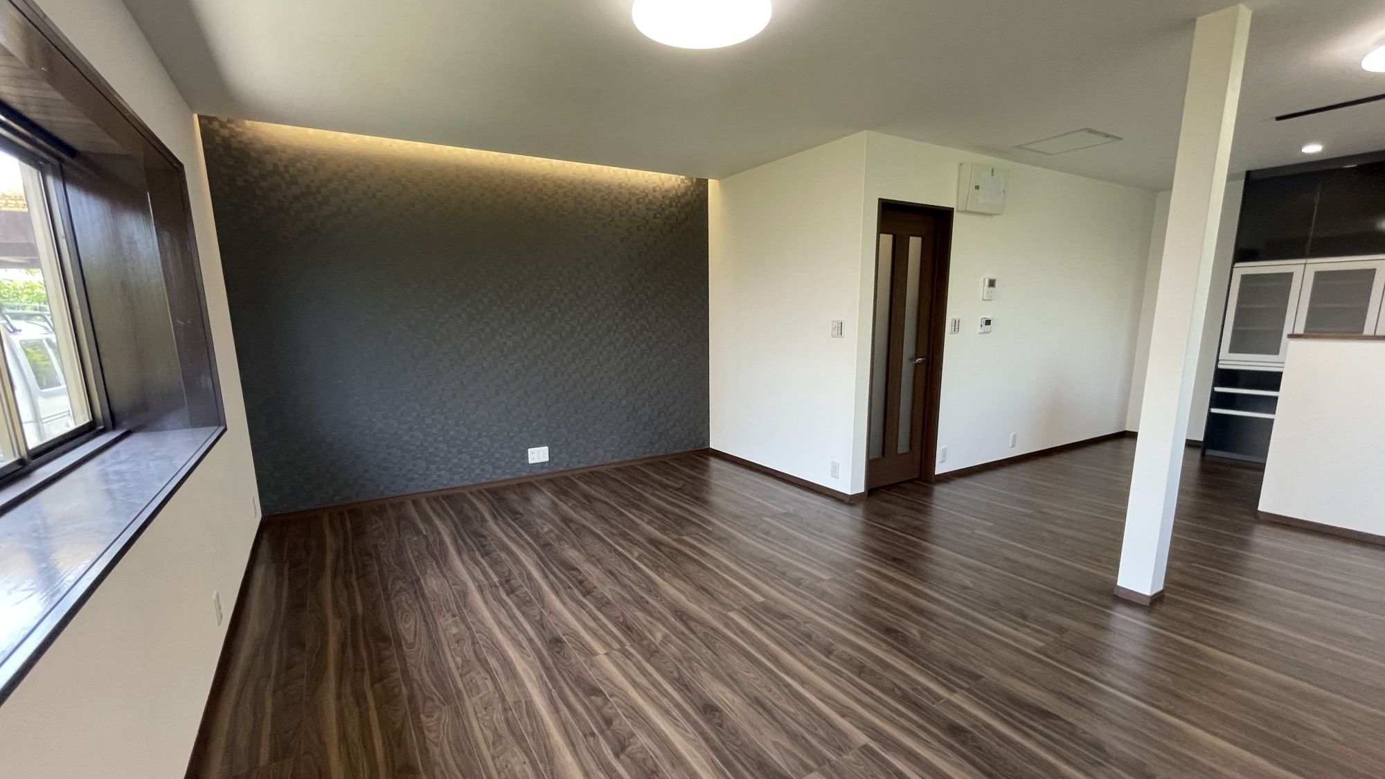 LDKリフォーム後の室内全景｜アクセントクロスと間接照明で一新した空間