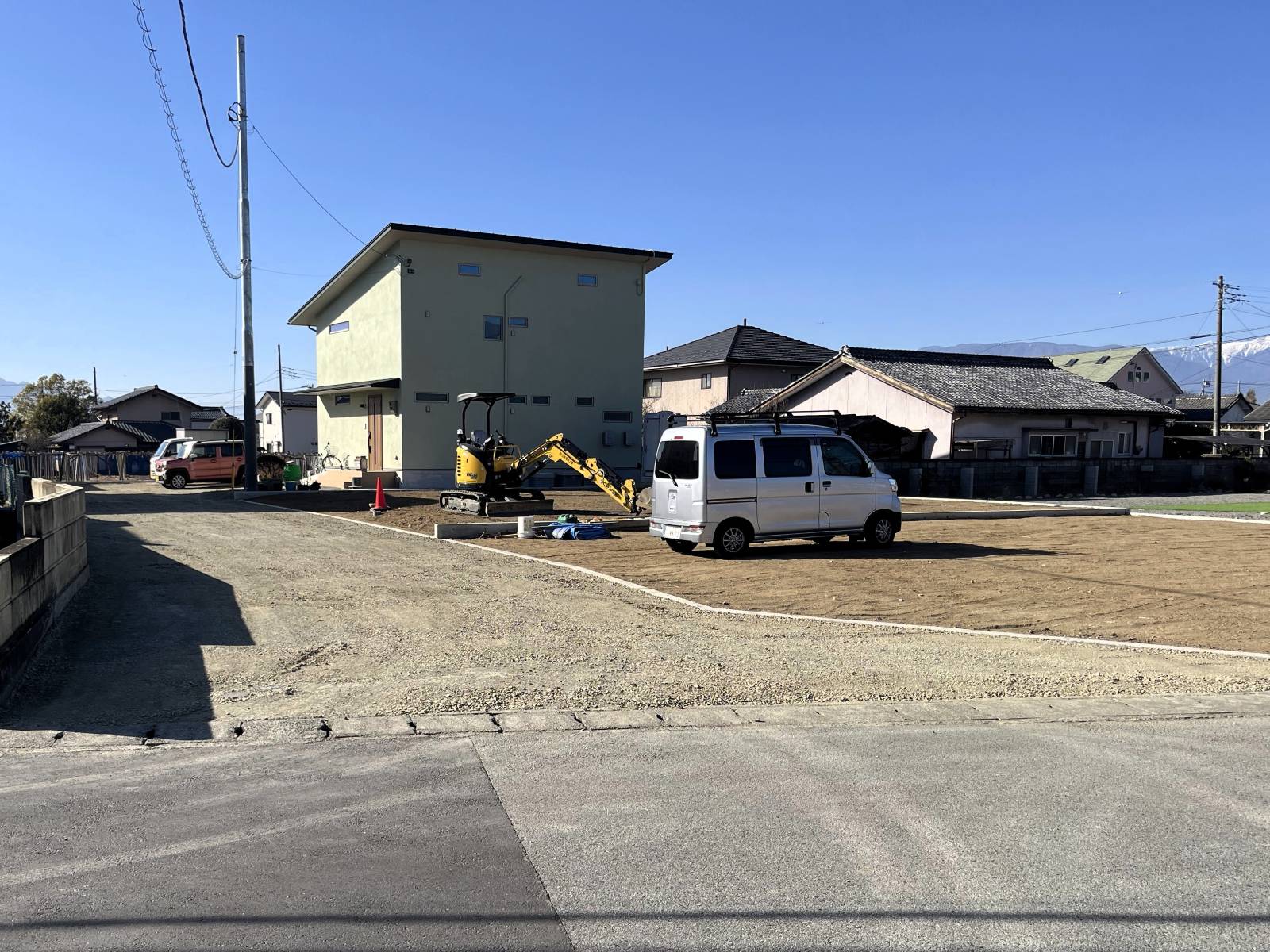 造成工事完了後の敷地全景と完成した新築住宅