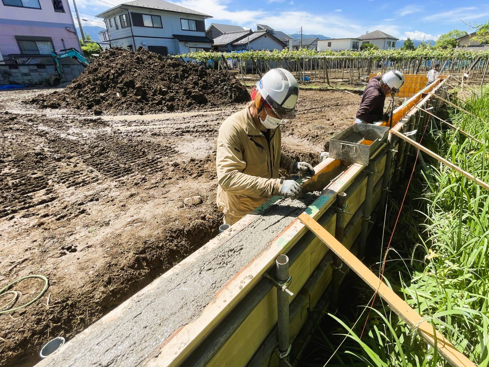 分筆を前提とした1期目造成工事で擁壁の天端を左官仕上げしている様子