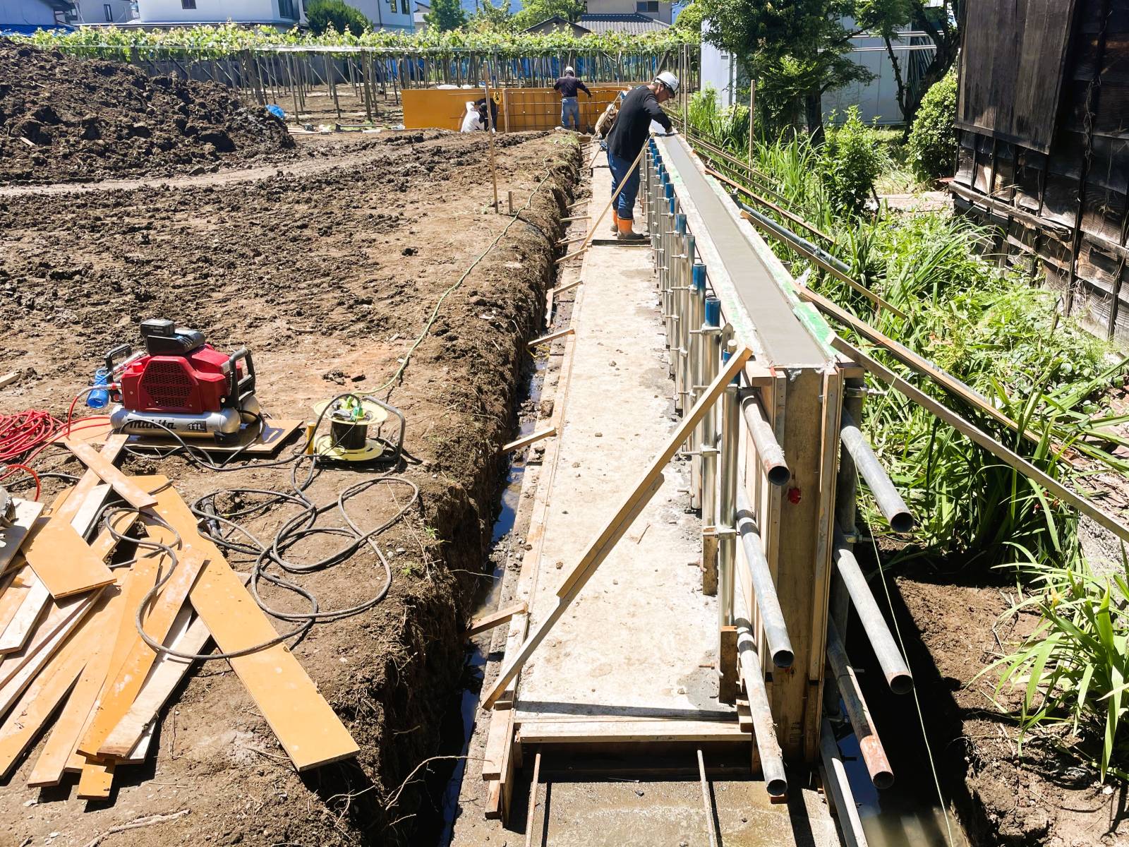 分筆計画に伴う1期目造成工事で擁壁のコンクリートを打設している様子