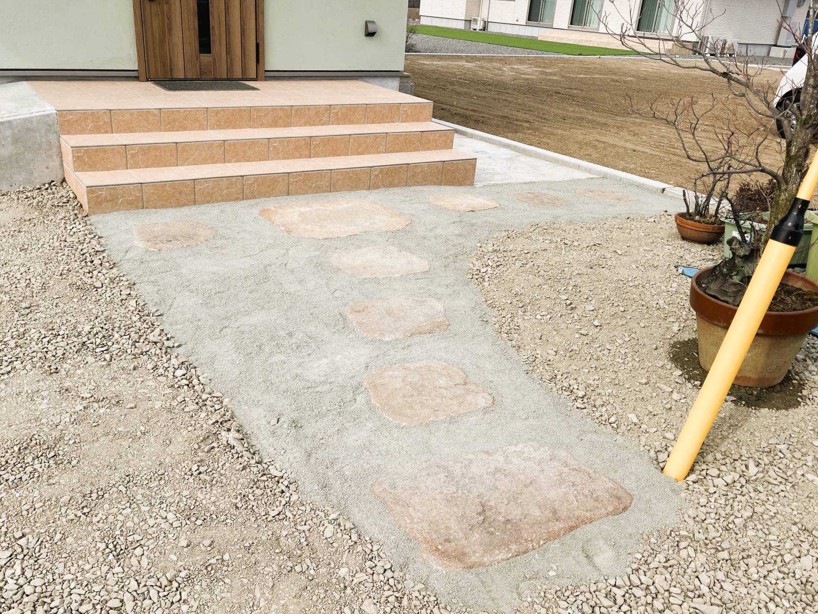 旧宅で使用していた踏み石を移設した玄関アプローチ