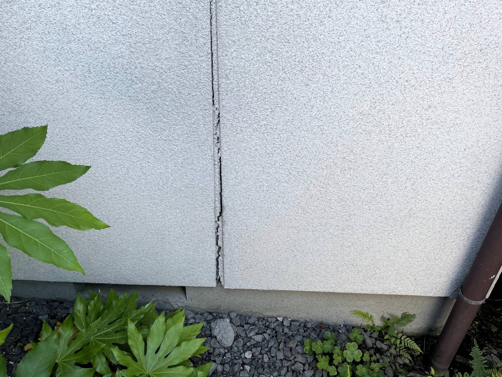 築45年の旧宅外壁に発生した大きなクラックと下地劣化の様子