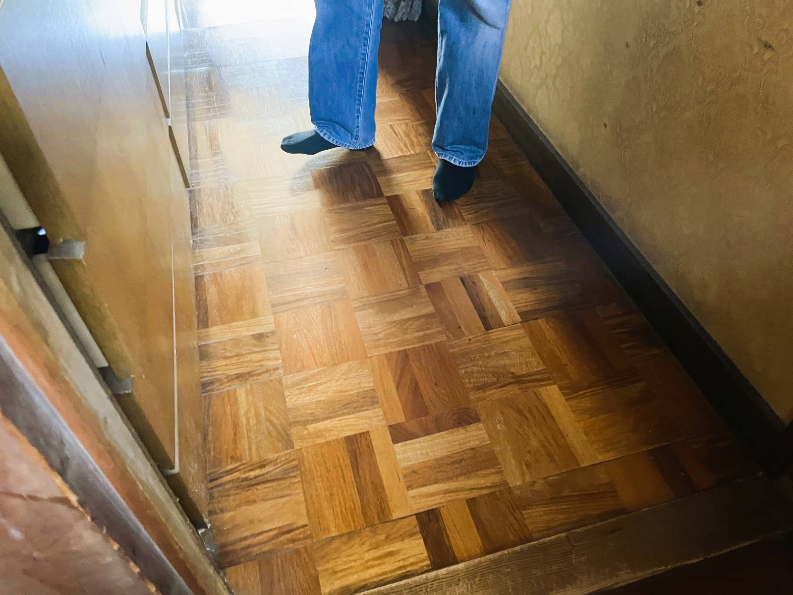 築45年の旧宅で確認された床の不陸と建物の歪みの様子