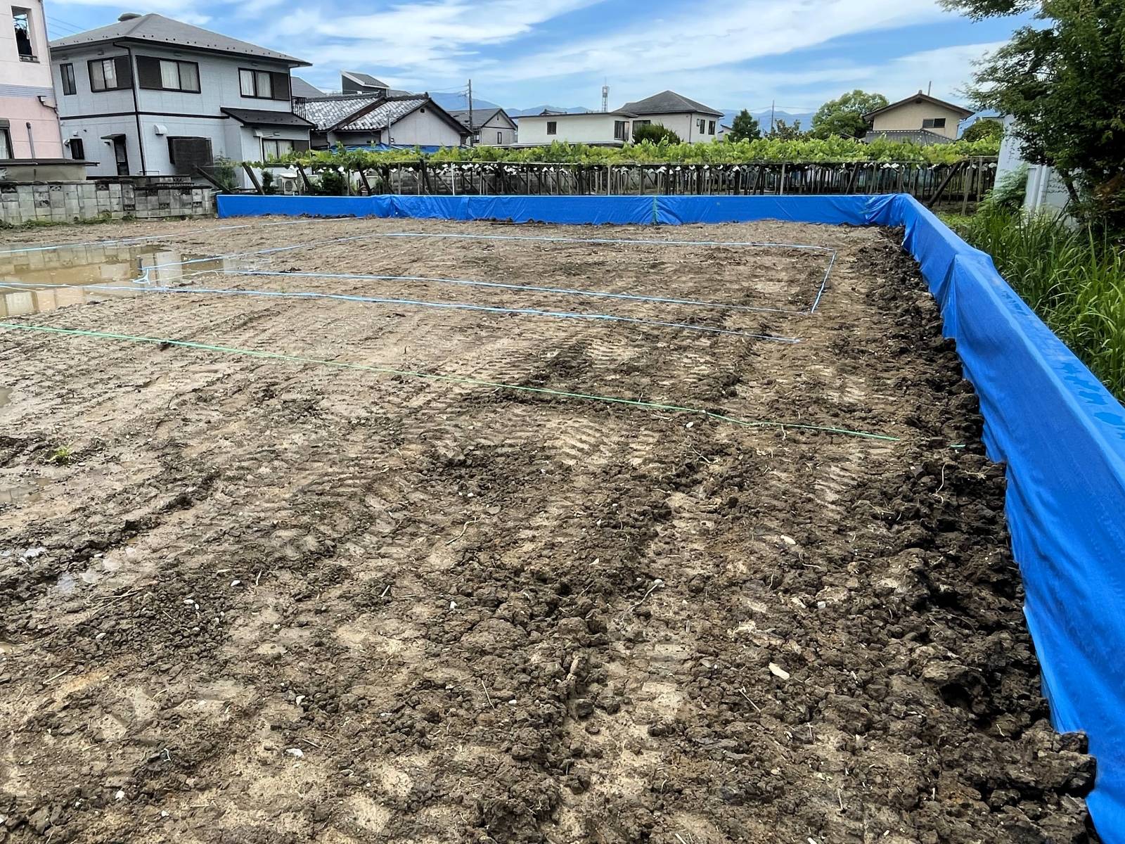 1期目造成工事完了後、夏場のコンクリートをブルーシートで養生している様子