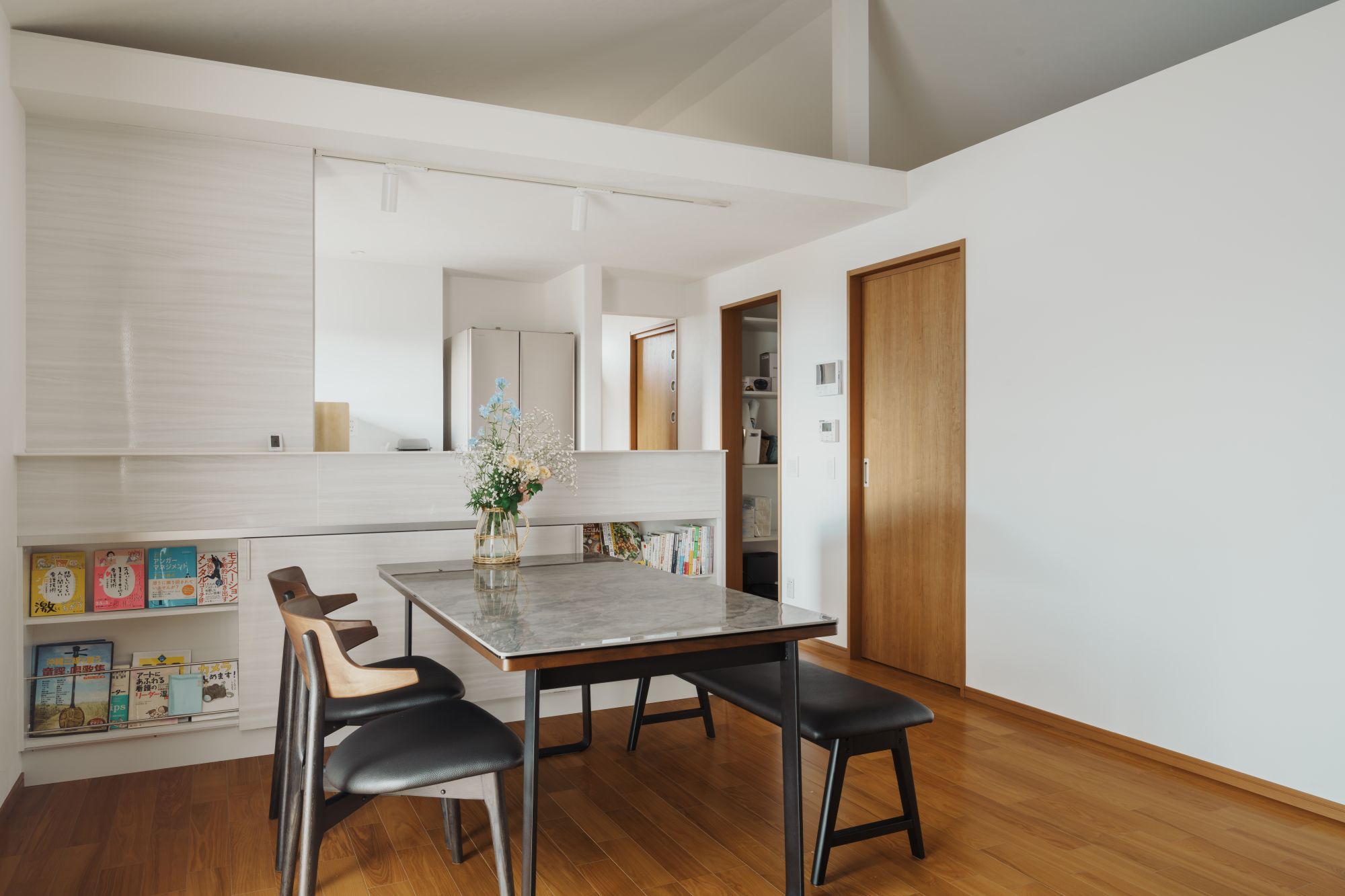 キッチンと横並びのダイニングスペース