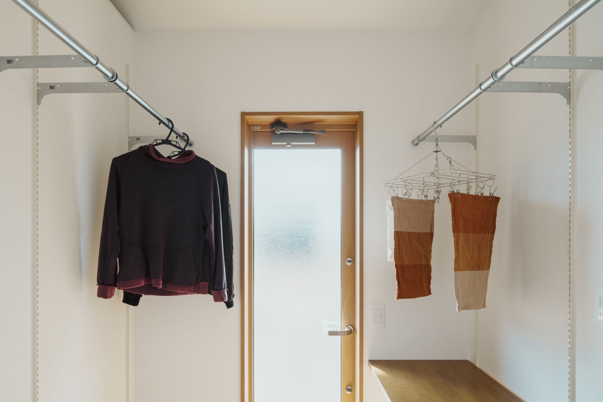 室内物干しと収納棚のあるファミリークローク