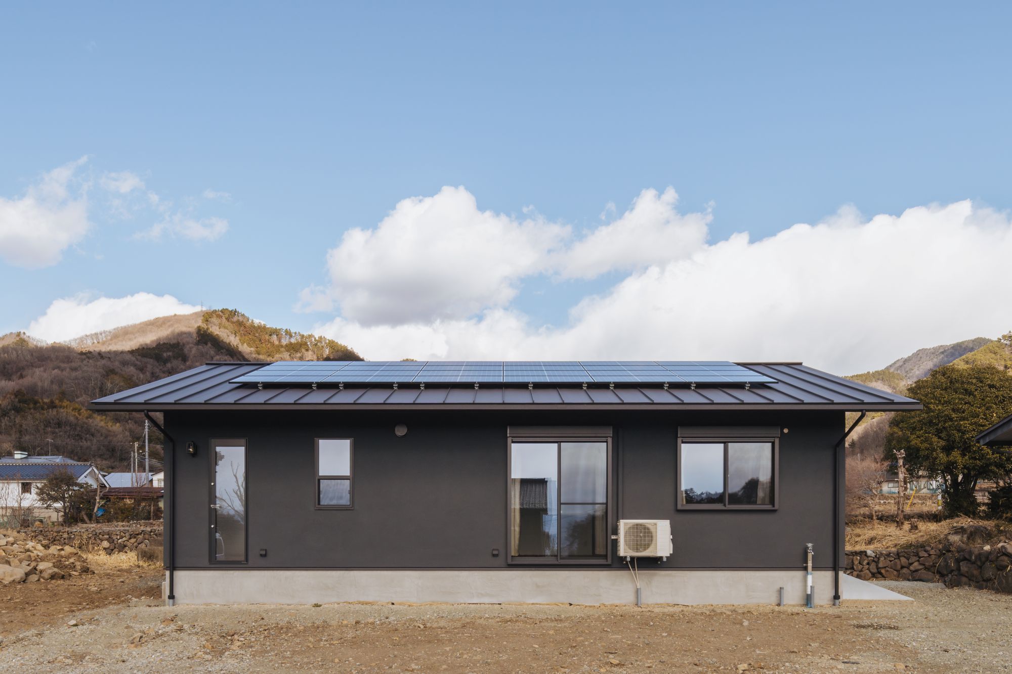 太陽光パネルを載せた平屋住宅の外観正面