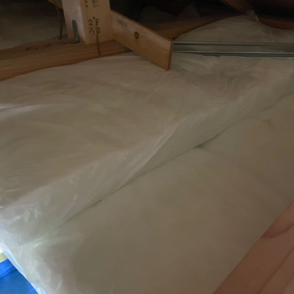 小屋裏に厚く敷き込まれた天井断熱（グラスウール）の施工状況