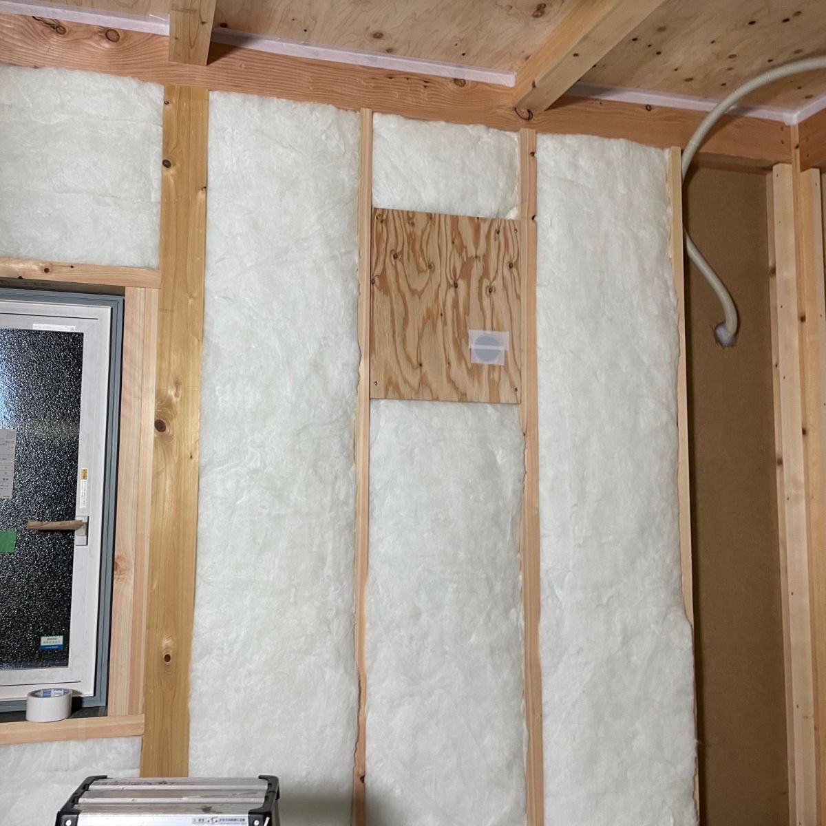 壁内に高性能グラスウールを隙間なく充填した断熱施工の様子