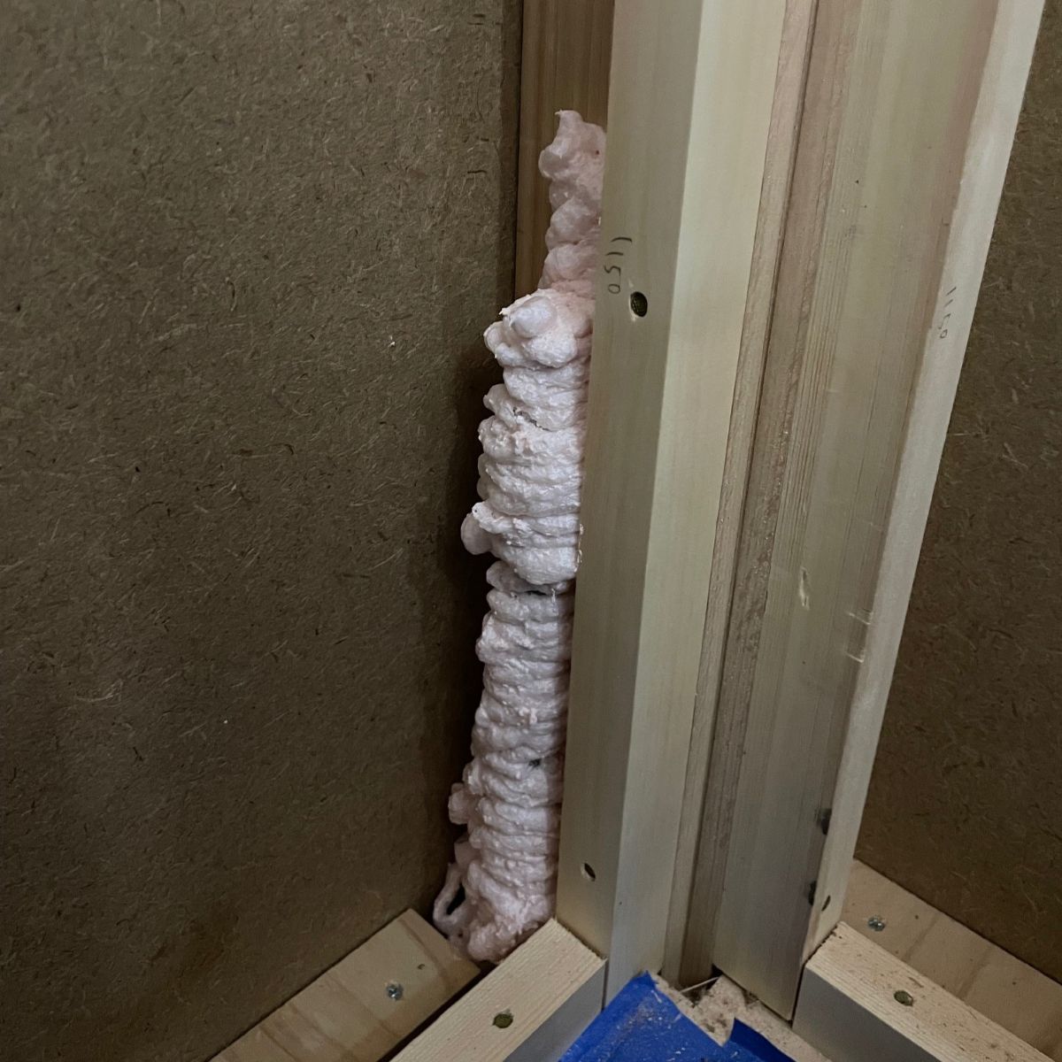 ホールダウン金物まわりをウレタン吹付断熱で包み込んだ施工状況