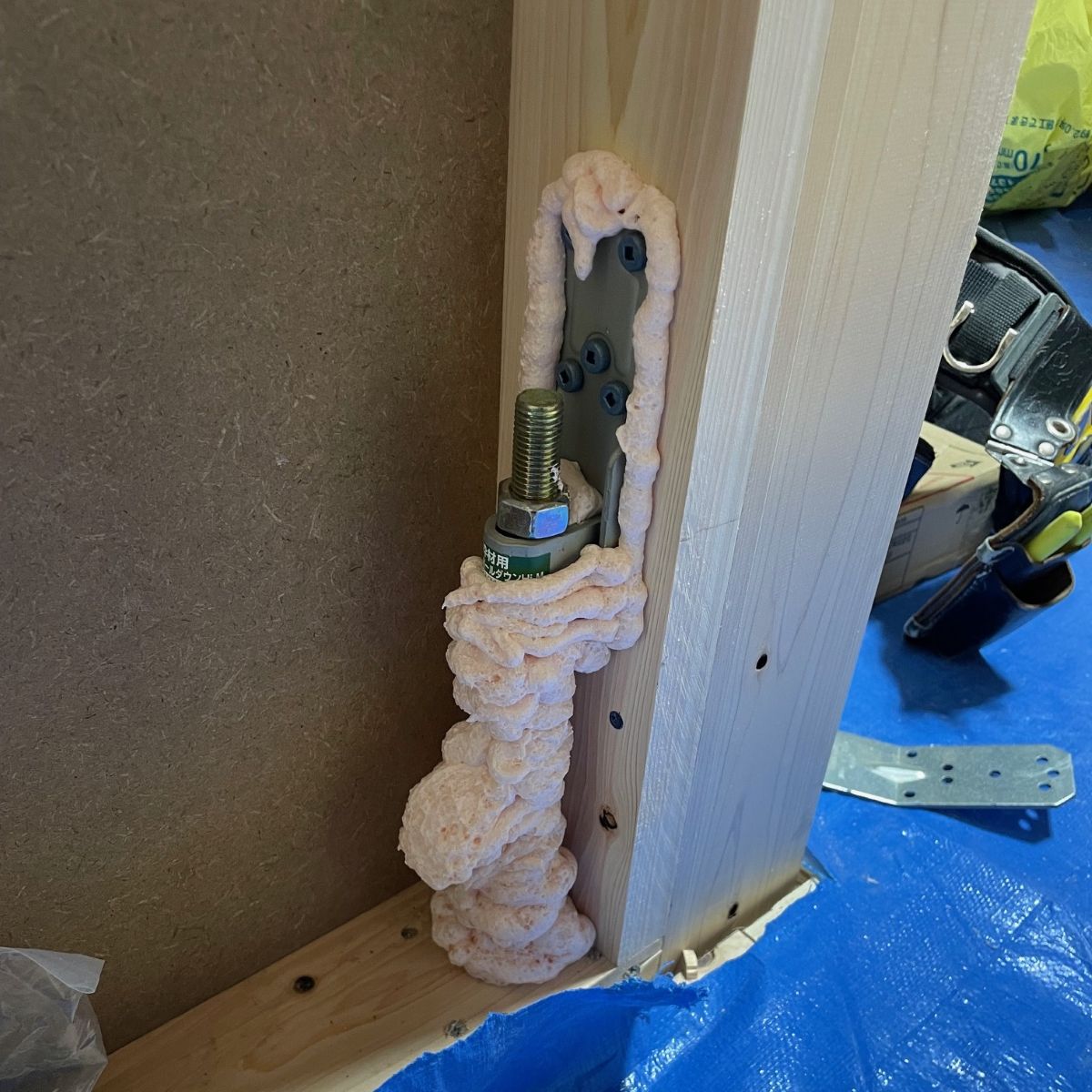 ホールダウン金物まわりのウレタン吹付断熱施工中の様子