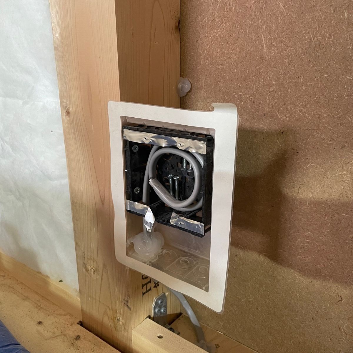 電気ボックスに気密ボックスを設置した施工状況