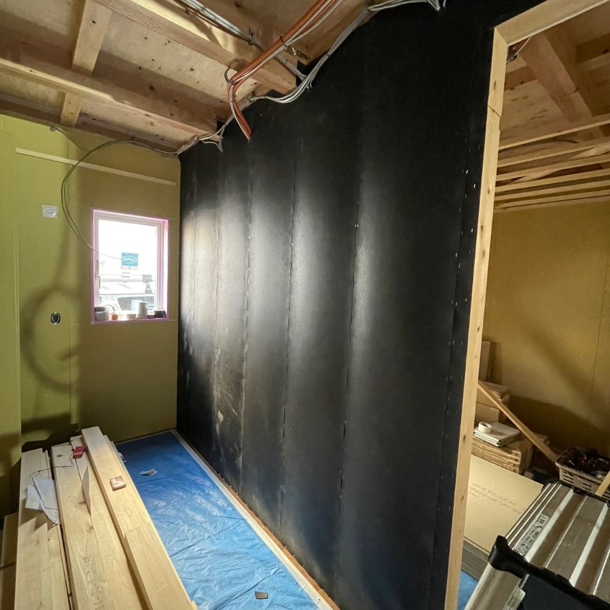 室内側に遮音シートを施工し、遮音性能を確保している様子