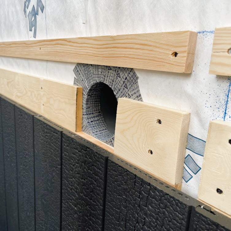 外壁スリーブまわりの気密防水テープ処理の施工状況