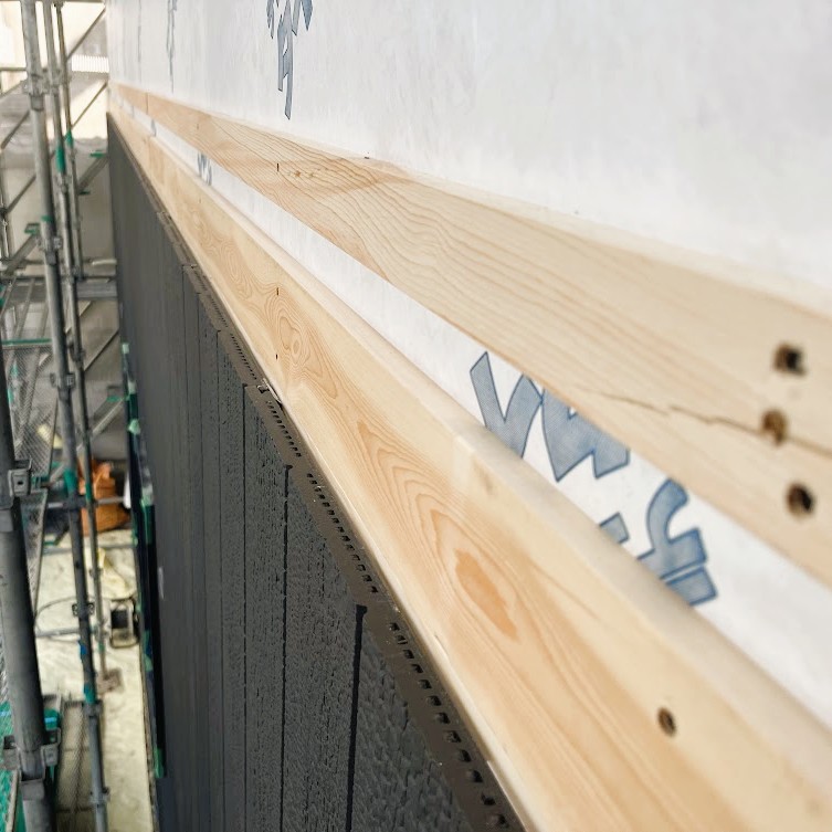 外壁施工中の通気胴縁と外装下地の様子