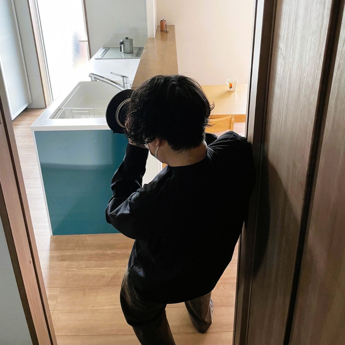 完成住宅のキッチンを撮影している様子