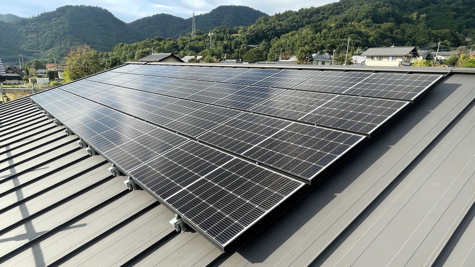 山梨県の住宅に設置した太陽光発電パネル（ZEH・やまなしKAITEKI住宅対応）