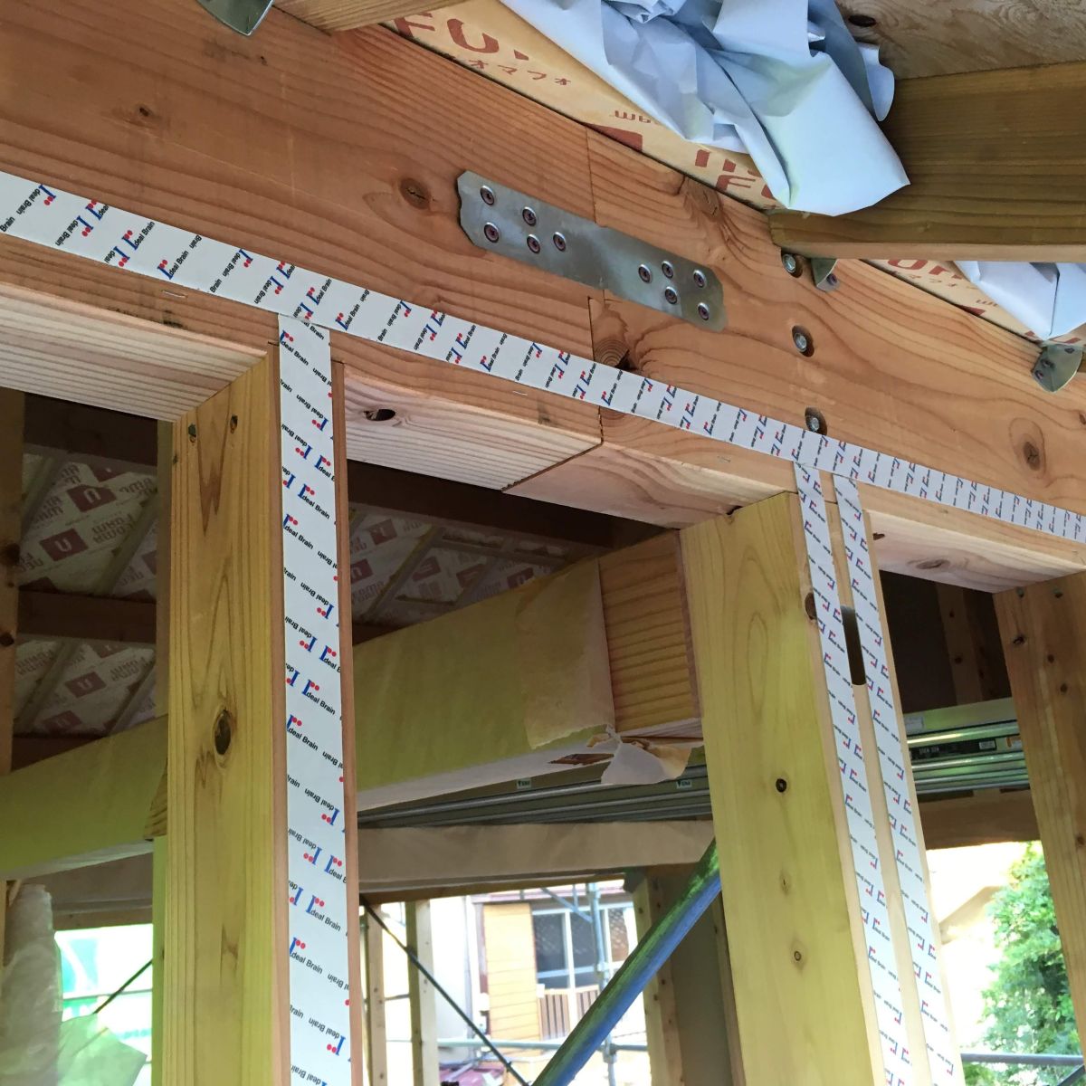 柱と梁の接合部（金物周り）に施工した制震テープの様子