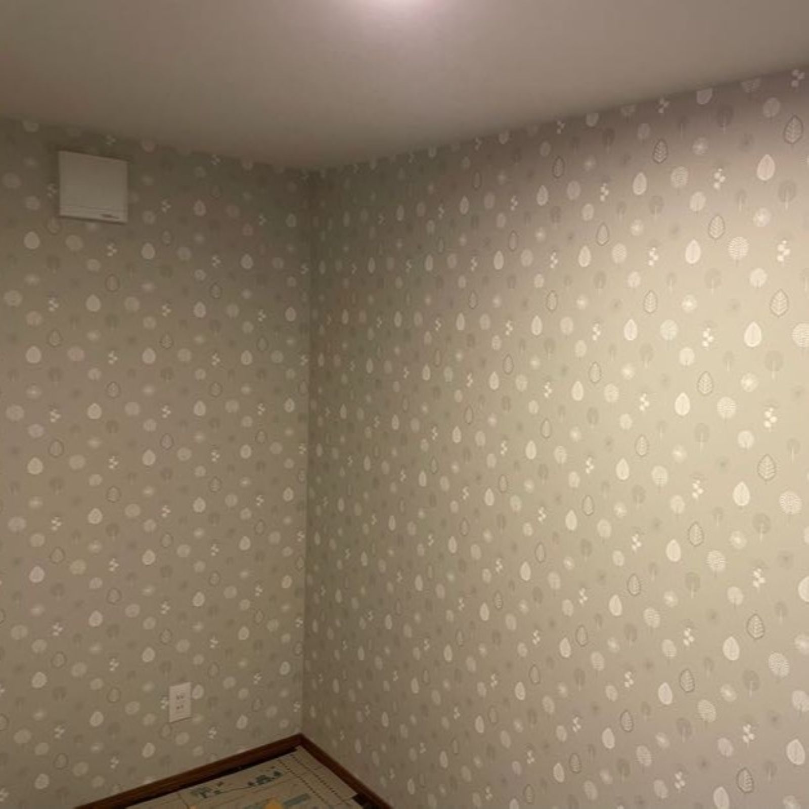 クローゼット内に採用した北欧風のアクセントクロス