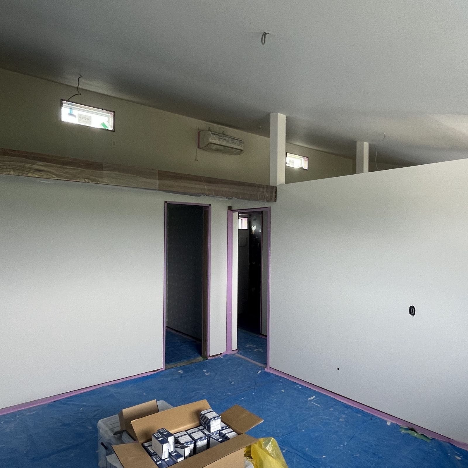 新築住宅の内装クロス施工中の仕上げ直後の状態
