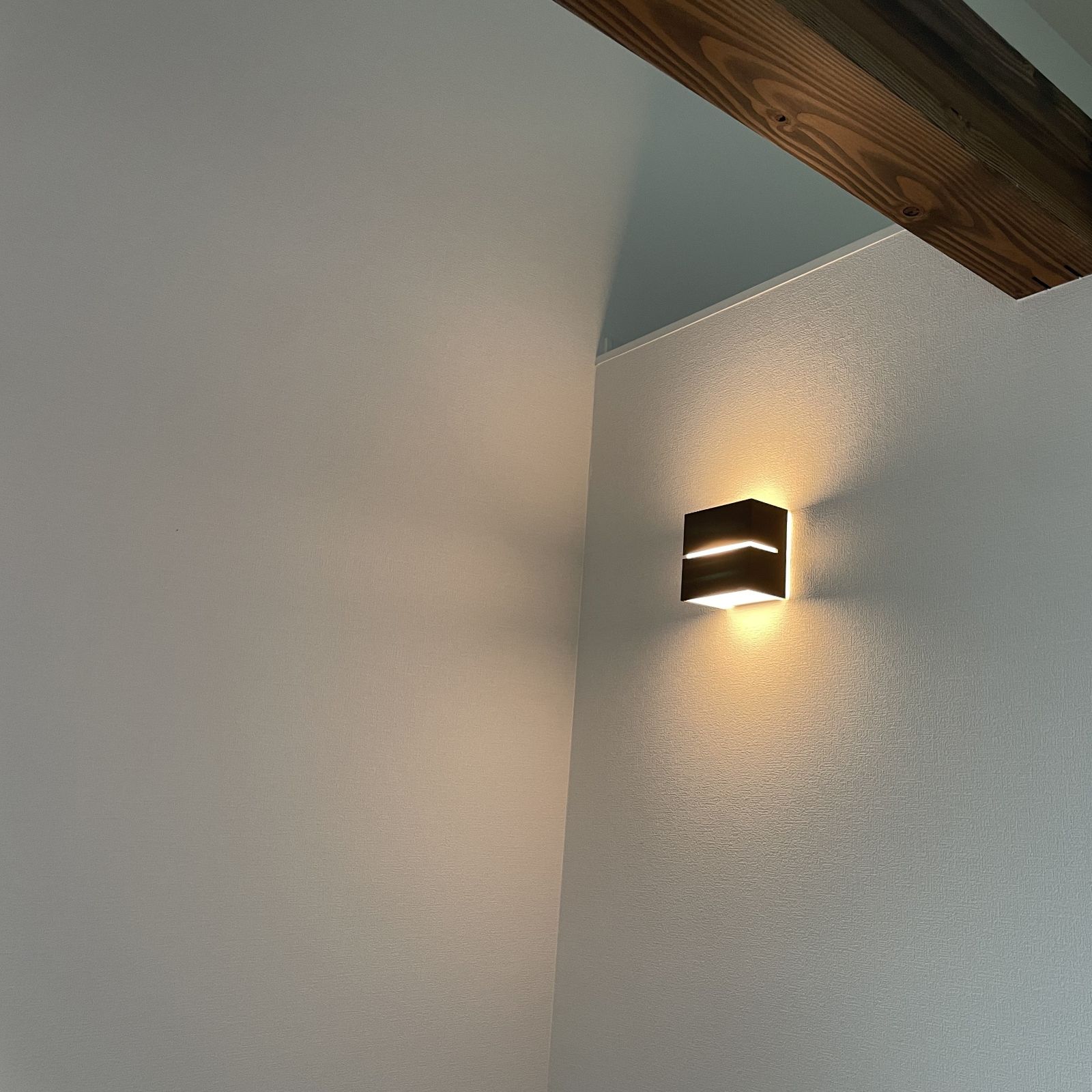 壁付けブラケット照明による間接照明の施工事例