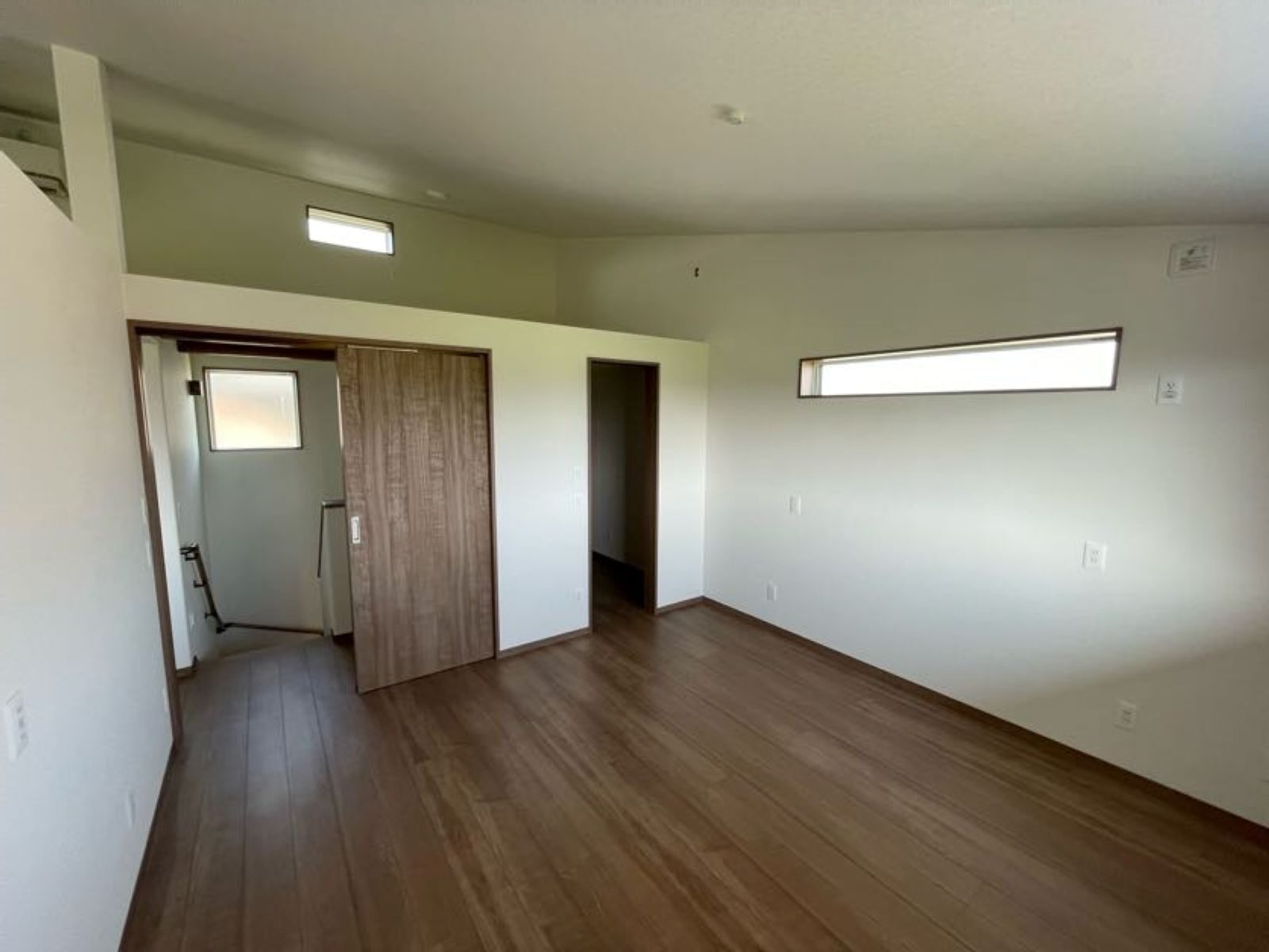 2階居室の勾配天井と高窓のある開放的な空間