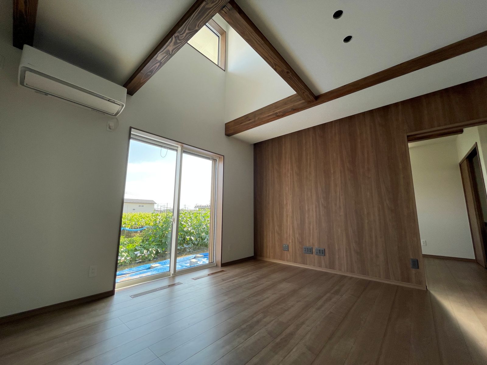 吹き抜けのある新築リビング空間