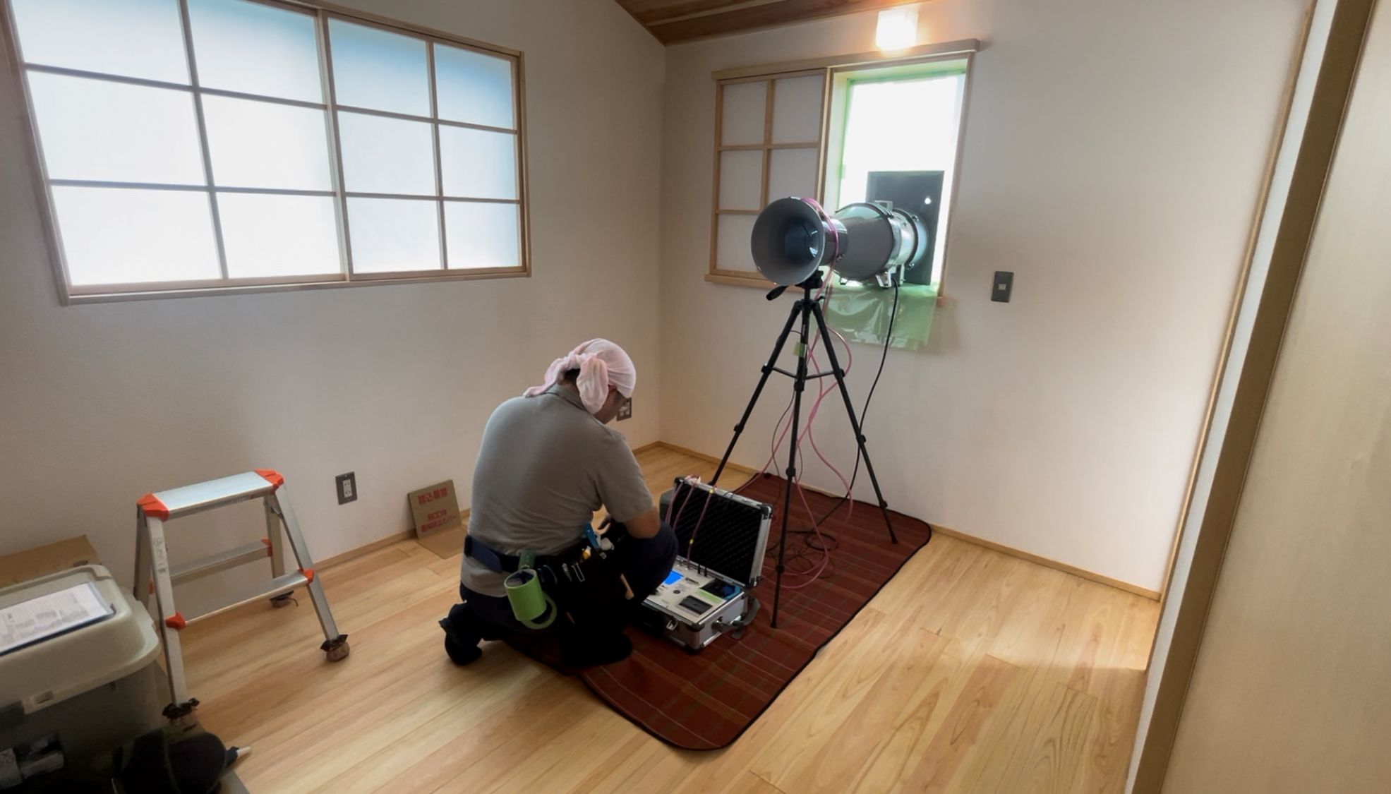 新築住宅で気密測定を行っている様子（ブロワードア試験）