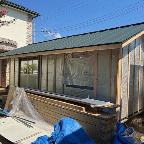 小屋増築部分の断熱材と遮熱シートの施工状況